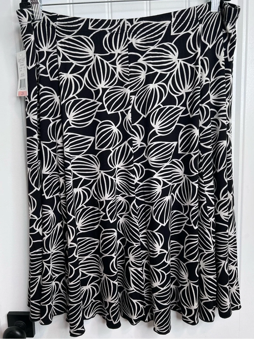 Karen Kane Black White Tres Jolie Full Floral Flared A-Line Skirt. Size 2X. NWT.